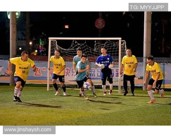 主红足球引领新时代激情赛场展现团队精神与竞技魅力 主红足球引领新时代激情赛场展现团队精神与竞技魅力