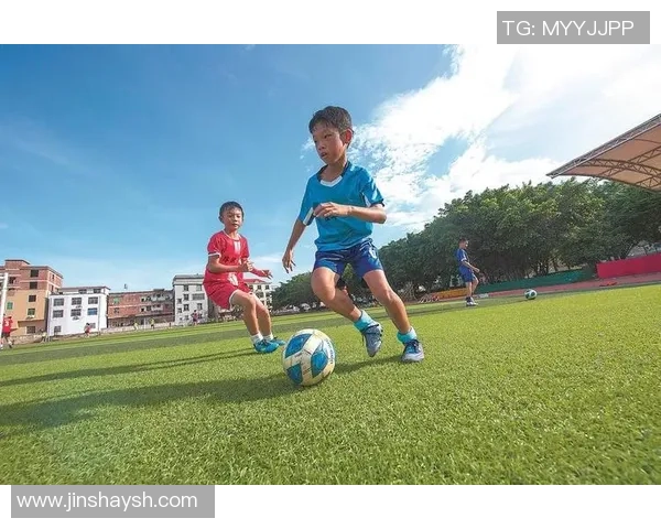 在细雨纷飞的操场上坚持训练的足球少年们的成长故事