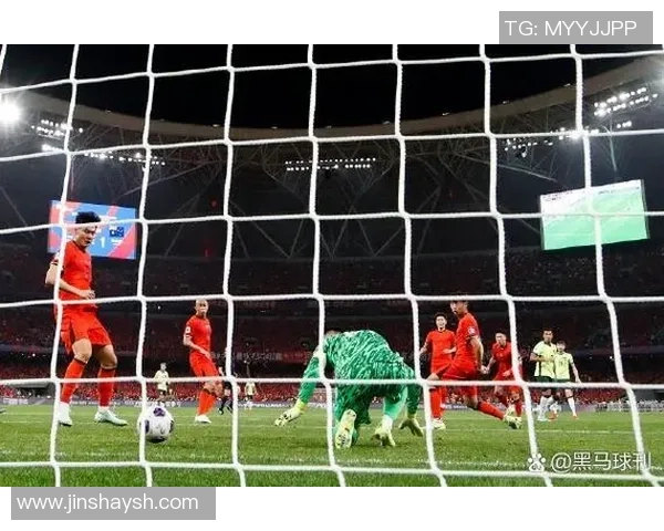 足球门摇晃的瞬间揭示了比赛的紧张与激情，球迷心跳加速的真实体验